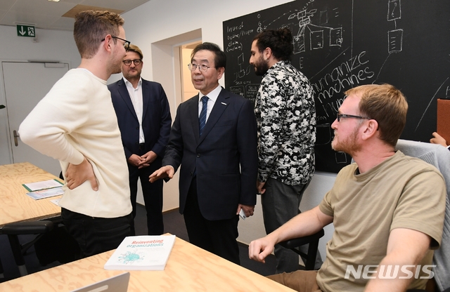 【취리히(스위스)=뉴시스】유럽순방 중인 박원순 서울시장 3일 오후 5시(현지시간) 취리히시 블록체인센터 '트러스트 스퀘어'를 방문했다. 2018.10.04. (사진=서울시 제공)