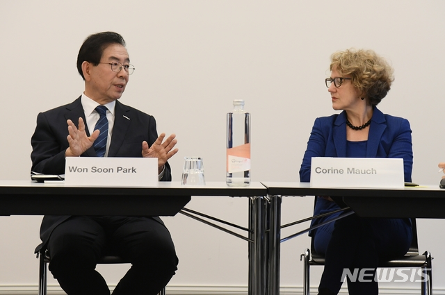 【서울=뉴시스】유럽순방 중인 박원순 서울시장은 3일 오후 2시30분(현지시간) 취리히시청에서 코린 마우흐(Corine Mauch) 취리히 시장과 면담했다. 2018.10.04. (사진=서울시 제공)