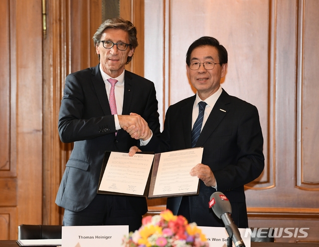 【서울=뉴시스】유럽순방 중인 박원순 서울시장은 3일 오후 3시30분(현지시간) 취리히 청사에서 토마스 하이니거(Thomas Heiniger) 취리히 주지사와 만나 '서울시-취리히주 간 우호도시협약'을 체결했다. 2018.10.04. (사진=서울시 제공)