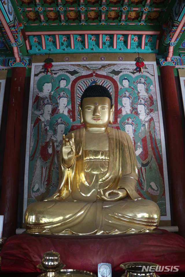 보물 제1999호 '대구 동화사 목조아미타여래삼존상'(본존)