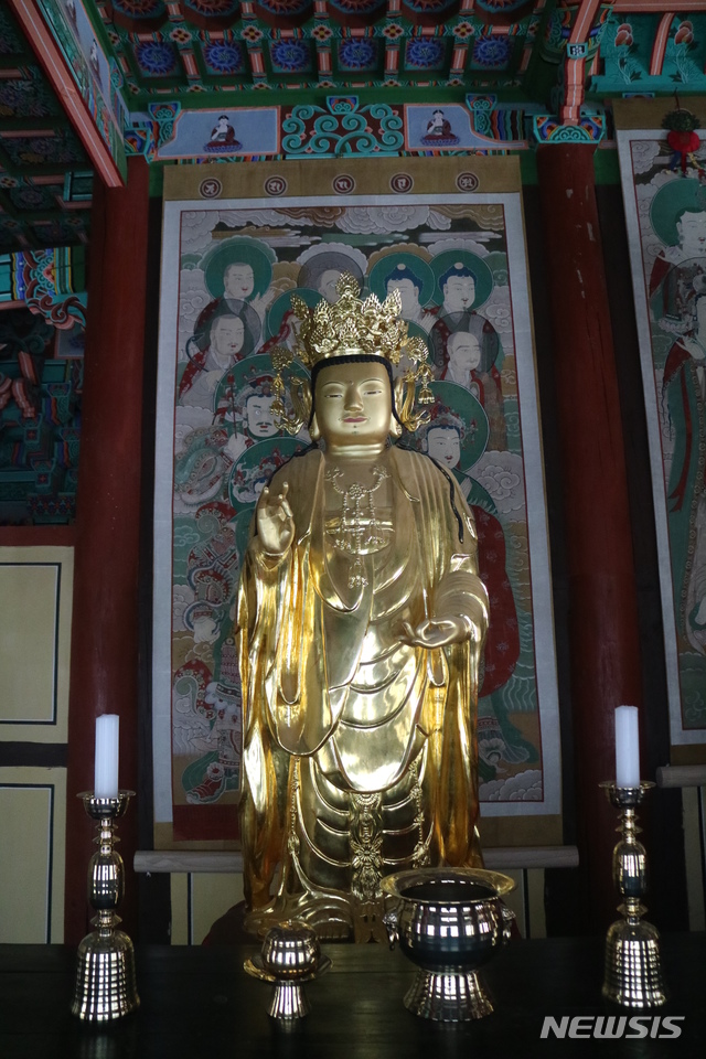 보물 제1999호 '대구 동화사 목조아미타여래삼존상' (관음보살)