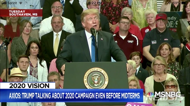 【로스앤젤레스=뉴시스】 도널드 트럼프 대통령이 중간선거 지원 유세현장에서 생뚱맞게 자신을 위한 2020 대통령 선거 유세를 하고 있다는 지적이 나왔다. MSNBC는 3일(현지시간) '트럼프 대통령이 중간선거를 치르기 전인데도 2020 대선 얘기를 하고 있다'는 자막과 함께 전날 미시시피주 공화당 지원 유세 소식을 다뤘다. <사진=MSNBC 방송화면 캡처> 2018.10.03