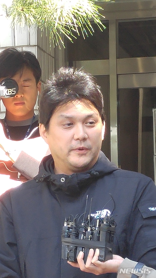 【의정부=뉴시스】이호진 기자 = 4일 오전 11시께 경기 의정부시 의정부지방법원에서 영장실질심사를 마친 뮤지컬 연출가 황민(45)씨가 취재진의 질문에 답하고 있다. 황씨의 구속 여부는 이날 오후 늦게 결정될 전망이다. 2018.10.4. asake@newsis.com