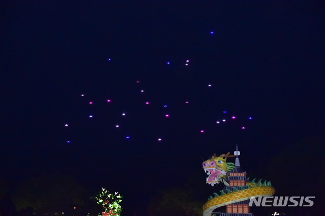【진주=뉴시스】정경규 기자 = 지난1일 경남 진주남강유등축제때 선보인 '드론아트 쇼'