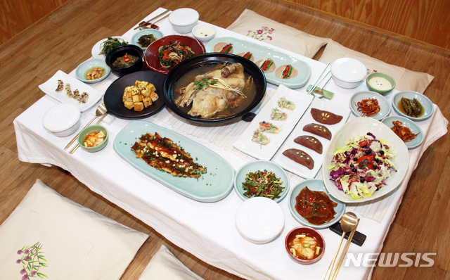  【단양=뉴시스】이병찬 기자 = 중부권 관광 1번지 충북 단양이 가을 식도락 여행지로 부상하고 있다. 사진은 단양 농가 맛집의 오리백숙.2018.10.04.(사진=단양군 제공) photo@newsis.com