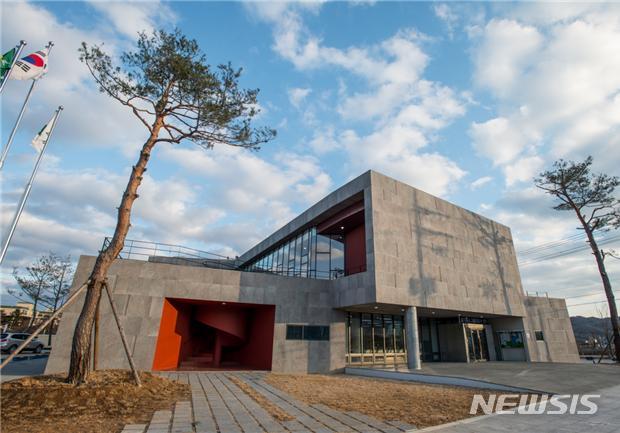 【서울=뉴시스】사진은 경북 영주시 풍기읍 사무소의 모습. 디자인그룹 오즈 건축사사무소(최재원, 임상진, 신승수)가 설계함 (제공=국토교통부)