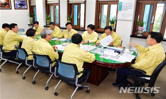 【제주=뉴시스】배상철 기자 = 이경희 제주도교육청 부교육감이 4일 오후 도교육청에서 상황판단회의를 열고 태풍 북상에 따른 사전 조치 사항 등을 점검하고 있다. 2018.10.04. (사진=제주도교육청 제공) bsc@newsis.com