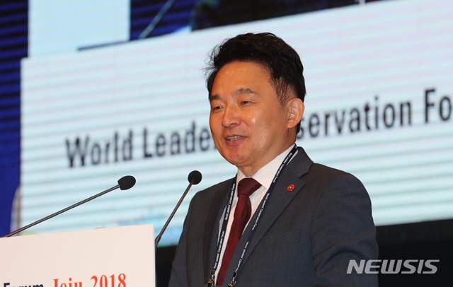 【제주=뉴시스】강정만 기자 = 원희룡 제주지사가 4일 오후 제주국제컨벤센센터 탐라홀A에서 열린 2018 세계리더스보전포럼 폐회식에서 '제주선언문'의 이행 계획을 밝히고 있다. 2018.10.04 (사진= 제주도청 제공) photo@newsis.com