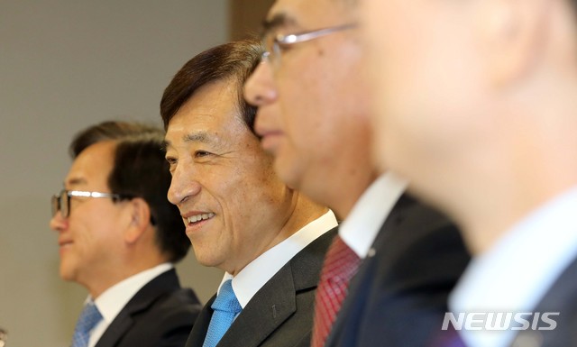 【서울=뉴시스】고범준 기자 = 이주열 한국은행 총재가 4일 오전 서울 중구 한국은행에서 열린 경제동향간담회에서 참석자들과 대화를 나누고 있다. 2018.10.04. bjko@newsis.com