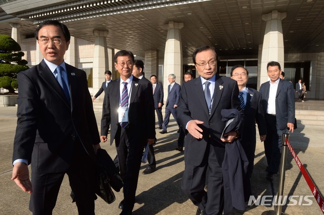 【성남=뉴시스】 사진공동취재단 = 평양에서 열리는 10.4 남북공동선언 기념행사에 참석하는 조명균 통일부장관과 이해찬 민주당 대표 등 참석자들이 4일 오전 경기도 성남 서울공항에서 출발을 위해 항공기로 걸어가고 있다. 2018.10.04.&nbsp; photo@newsis.com