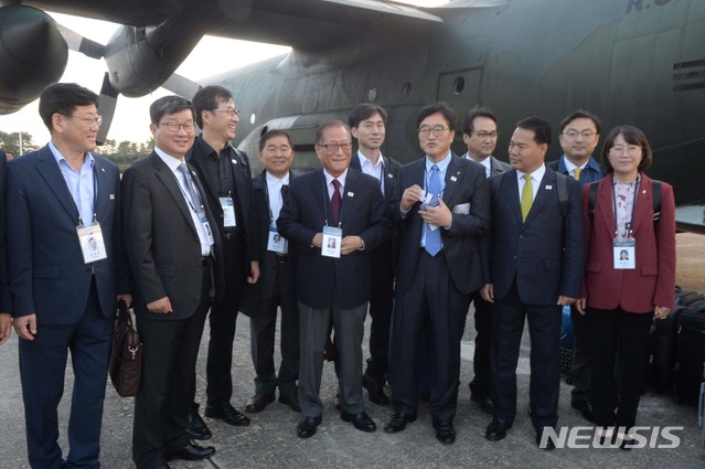 【성남=뉴시스】 사진공동취재단 = 평양에서 열리는 10.4 남북공동선언 기념행사에 참석하는 정세현 전 통일부 장관을 비롯 우원식 민주당 의원 등 참석자들이 4일 오전 경기도 성남 서울공항 출발에 앞서 잠시 이야기를 나누고 있다. 2018.10.04. photo@newsis.com