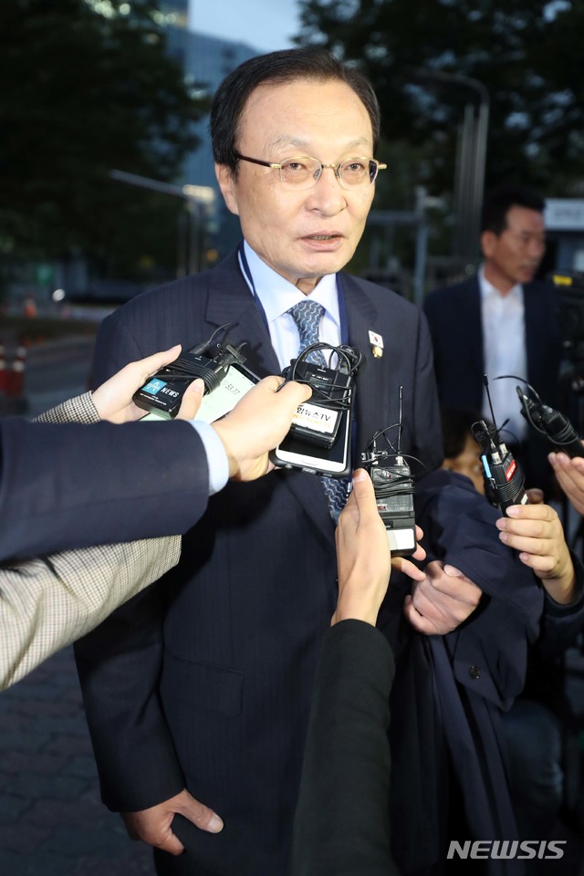 【서울=뉴시스】 사진공동취재단 = 이해찬 더불어민주당 대표가 4일 오전 서울 종로구 경복궁주차장에서 '2018년 10.4 선언 11주년 기념 민족통일대회' 출발에 앞서 취재진 질문에 답하고 있다. 2018.10.04. photo@newsis.com