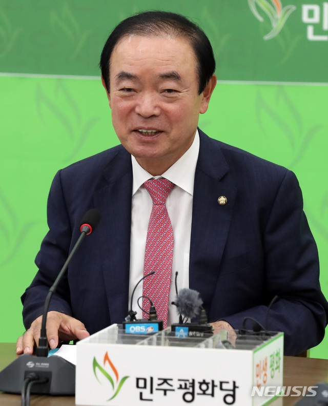 【서울=뉴시스】박영태 기자 = 4일 오전 서울 영등포구 여의도 국회에서 열린 민주평화당 의원총회에서 장병완 원내대표가 발언하고 있다. 2018.10.04.since1999@newsis.com