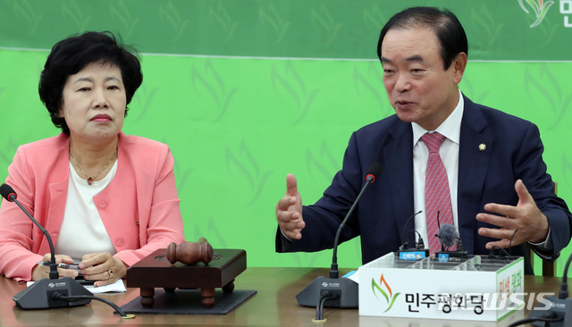 【서울=뉴시스】박영태 기자 = 4일 오전 서울 영등포구 여의도 국회에서 열린 민주평화당 의원총회에서 장병완 원내대표가 조배숙 의원과 이야기를 나누고 있다. 2018.10.04.since1999@newsis.com