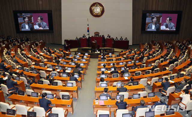 【서울=뉴시스】박영태 기자 = 4일 오전 서울 영등포구 여의도 국회 본회의장에서 열린 제364회 국회(정기회) 제9차 본회의 사회 교육 문화 분야 대정부질문에서 유은혜 사회부총리 겸 교육부장관이 주광덕 의원의 질문에 답하고 있다. 2018.10.04.since1999@newsis.com