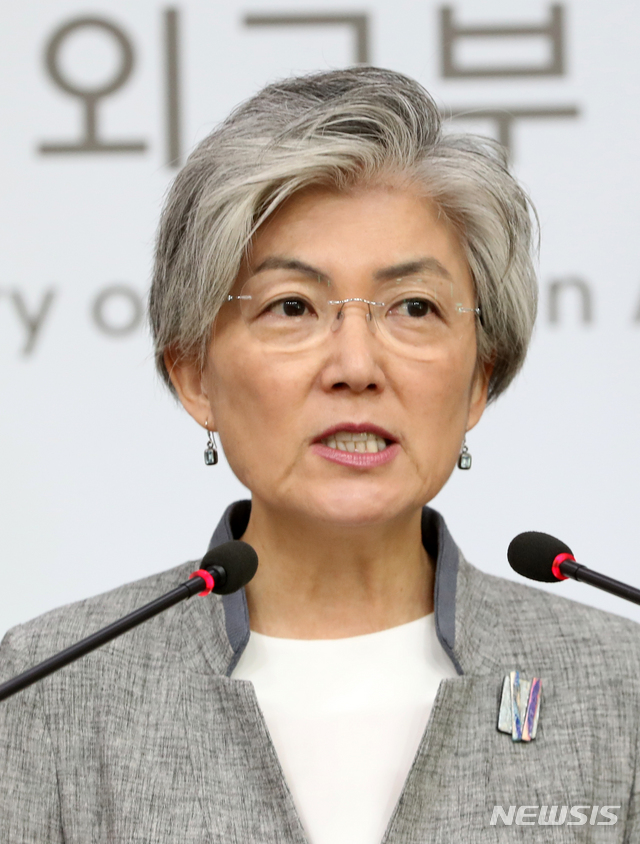 【서울=뉴시스】박주성 기자 = 강경화 외교부 장관이 4일 오전 서울 도렴동 외교부 청사 브리핑룸에서 내신 기자회견을 하고 있다. 2018.10.04. park7691@newsis.com