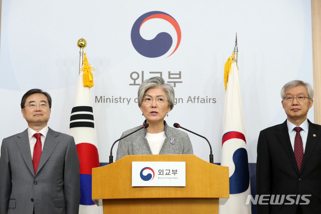 【서울=뉴시스】박주성 기자 = 강경화 외교부 장관이 4일 오전 서울 도렴동 외교부 청사 브리핑룸에서 내신 기자회견을 하고 있다. 2018.10.04. park7691@newsis.com