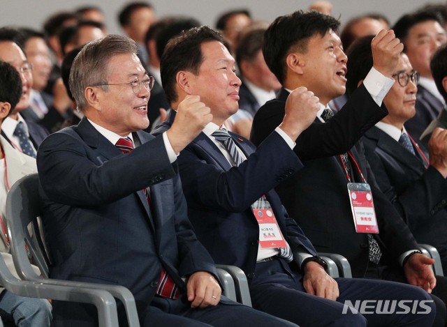 【청주=뉴시스】박진희 기자 = 문재인 대통령이 4일 충북 청주 SK하이닉스 M15 반도체공장 준공식에서 최태원 SK회장과 함께 파이팅을 외치고 있다. 2018.10.04.&nbsp; pak7130@newsis.com