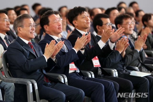 【청주=뉴시스】박진희 기자 = 문재인 대통령이 4일 충북 청주 SK하이닉스 M15 반도체공장 준공식에서 최태원 SK회장과 함께 박수치고 있다. 2018.10.04.&nbsp; pak7130@newsis.com