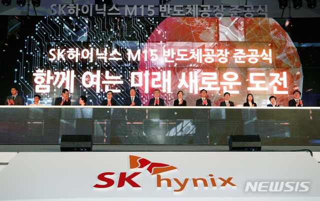 【청주=뉴시스】박진희 기자 = 문재인 대통령이 4일 충북 청주 SK하이닉스 M15 반도체공장 준공식에서 준공 축하 세리머니를 하고 있다. 왼쪽 세 번째부터 이시종 충북도지사, 독거노인 송봉례 씨, 김동연 경제부총리, 최태원 SK 회장, 문 대통령, 신입사원 유경아 씨, 성윤모 산업통상자원부 장관, 박성욱 SK하이닉스 대표이사 부회장.2018.10.04.&nbsp; pak7130@newsis.com