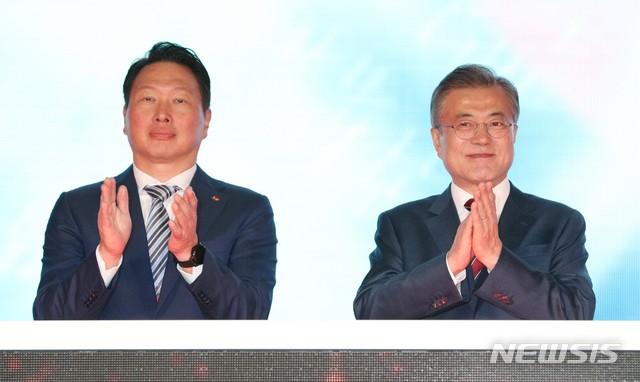 【청주=뉴시스】박진희 기자 = 문재인 대통령이 4일 충북 청주 SK하이닉스 M15 반도체공장 준공식에서 최태원 SK 회장과 함께 준공 축하 세리머니를 하고 있다. 2018.10.04.&nbsp; pak7130@newsis.com