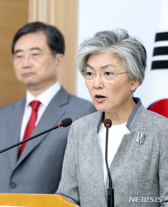 【서울=뉴시스】박주성 기자 = 강경화 외교부 장관이 4일 오전 서울 도렴동 외교부 청사 브리핑룸에서 내신 기자회견을 하고 있다. 2018.10.04.&nbsp; park7691@newsis.com