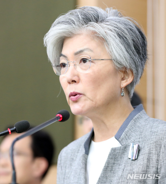 【서울=뉴시스】박주성 기자 = 강경화 외교부 장관이 4일 오전 서울 도렴동 외교부 청사 브리핑룸에서 내신 기자회견을 하고 있다. 2018.10.04. park7691@newsis.com