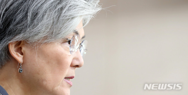 【서울=뉴시스】박주성 기자 = 강경화 외교부 장관이 4일 오전 서울 도렴동 외교부 청사 브리핑룸에서 내신 기자회견을 하고 있다. 2018.10.04. park7691@newsis.com