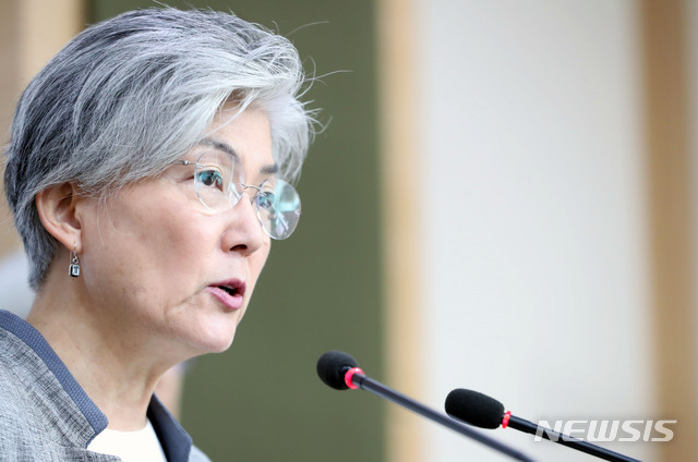 【서울=뉴시스】박주성 기자 = 강경화 외교부 장관이 4일 오전 서울 도렴동 외교부 청사 브리핑룸에서 내신 기자회견을 하고 있다. 2018.10.04.&nbsp; park7691@newsis.com