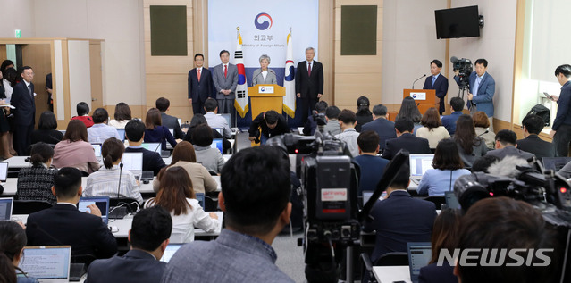 【서울=뉴시스】박주성 기자 = 강경화 외교부 장관이 4일 오전 서울 도렴동 외교부 청사 브리핑룸에서 내신 기자회견을 하고 있다. 2018.10.04.&nbsp; park7691@newsis.com