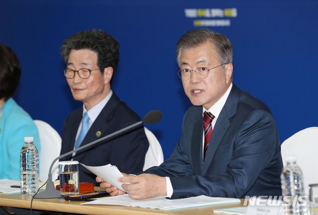 【청주=뉴시스】박진희 기자 = 문재인 대통령이 4일 충북 청주 SK하이닉스 M15에서 열린 제8차 일자리위원회 회의에서 모두발언하고 있다. 2018.10.04.&nbsp;&nbsp; pak7130@newsis.com