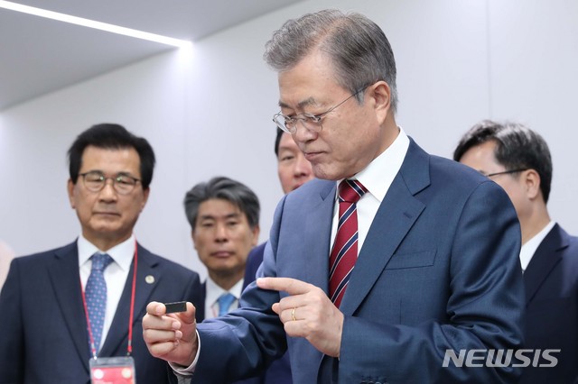 【청주=뉴시스】박진희 기자 = 문재인 대통령이 4일 충북 청주 SK하이닉스 반도체공장 M15 준공식 행사를 마친 후 전시관을 둘러보며 반도체를 살펴보고 있다. 2018.10.04.&nbsp;&nbsp; pak7130@newsis.com