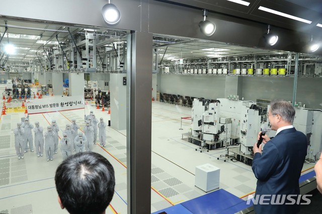 【청주=뉴시스】박진희 기자 = 문재인 대통령이 4일 충북 청주 SK하이닉스 반도체공장 M15 준공식 행사를 마친 후 시창을 통해 생산 클린룸을 바라보며 직원들을 격려하고 있다. 2018.10.04.&nbsp;&nbsp; pak7130@newsis.com