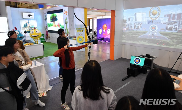 【부산=뉴시스】 하경민 기자 = 4일 부산 벡스코 제1전시장에서 열린 '2018 넥스트콘텐츠페어'를 찾은 학생들이 스크린 양궁을 체험하고 있다.&nbsp; 지역의 다양한 소재 등을 활용한 우수한 지역콘텐츠는 물론 가상현실(VR) 등 5G 시대를 선도할 특화콘테츠를 한 자리에서 만날 수 있는 이번 행사는 오는 6일까지 열린다. 2018.10.04.yulnetphoto@newsis.com