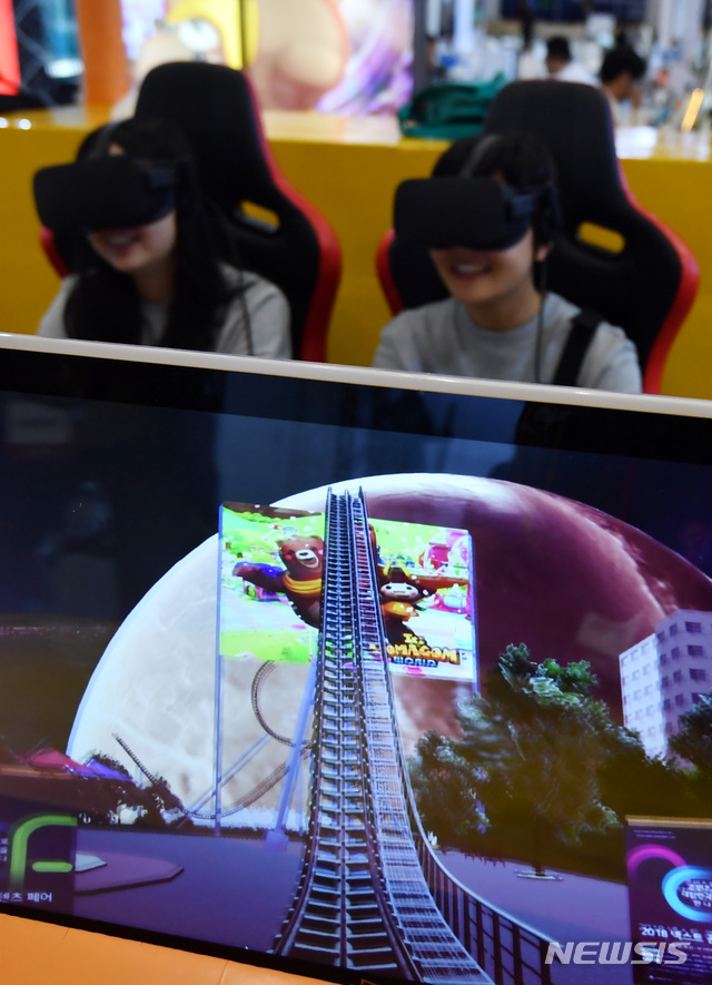 【부산=뉴시스】 하경민 기자 = 4일 부산 벡스코 제1전시장에서 열린 '2018 넥스트콘텐츠페어'를 찾은 학생들이 가상현실(VR) 체험을 하고 있다.&nbsp; 지역의 다양한 소재 등을 활용한 우수한 지역콘텐츠는 물론 가상현실(VR) 등 5G 시대를 선도할 특화콘테츠를 한 자리에서 만날 수 있는 이번 행사는 오는 6일까지 열린다. 2018.10.04.yulnetphoto@newsis.com
