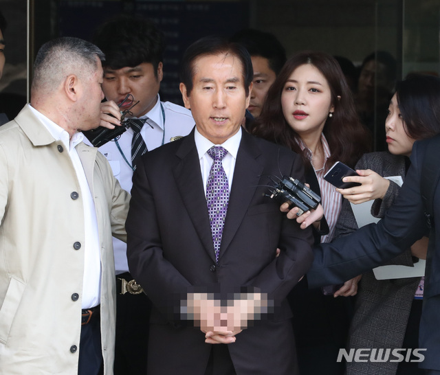 【서울=뉴시스】전진환 기자 = 이명박 정부 시절 경찰의 댓글 공작을 지휘한 혐의를 받는 조현오 전 경찰청장이 4일 오후 서울 서초구 서울중앙지법에서 구속전 피의자 심문(영장실질심사)을 마치고 나오고 있다. 2018.10.04. amin2@newsis.com