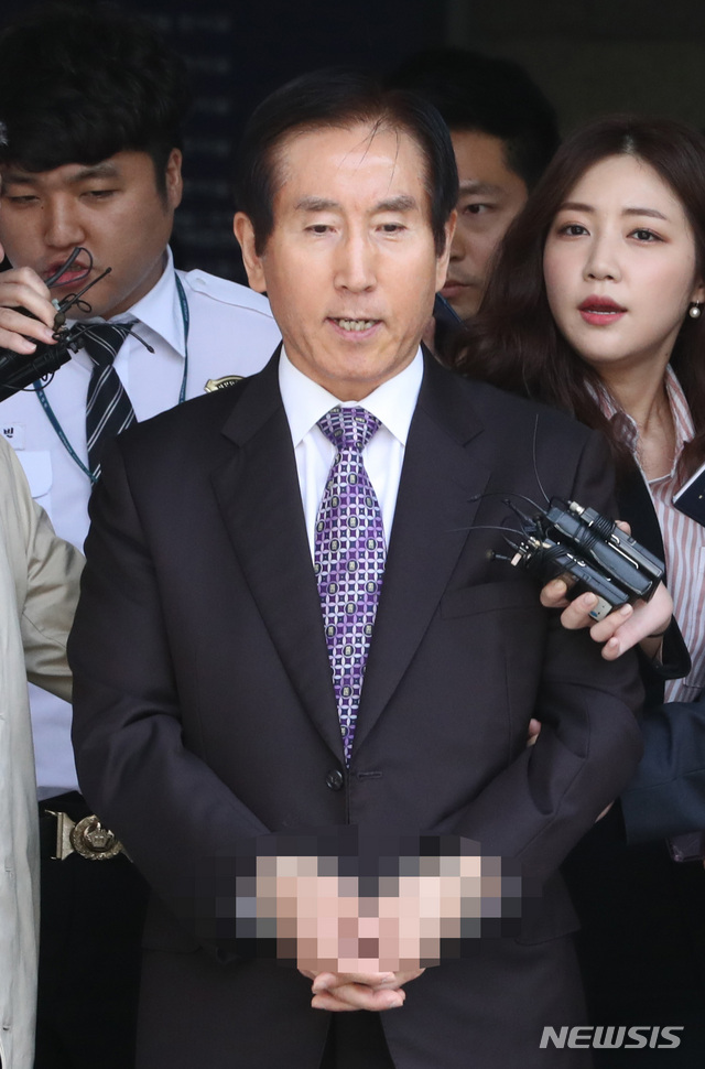 【서울=뉴시스】전진환 기자 = 이명박 정부 시절 경찰의 댓글 공작을 지휘한 혐의를 받는 조현오 전 경찰청장이 지난 4일 오후 서울 서초구 서울중앙지법에서 구속전 피의자 심문(영장실질심사)을 마치고 나오고 있다. 2018.10.04. amin2@newsis.com
