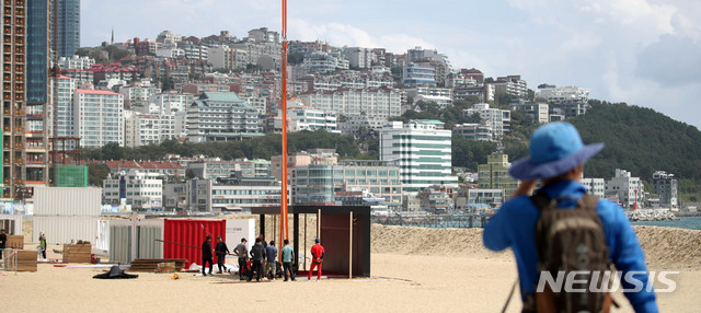 【부산=뉴시스】김선웅 기자 = 제25호 태풍 '콩레이'가 북상 중인 4일 부산 해운대해수욕장에 설치된 비프빌리지 철거 작업이 진행되고 있다. 부산국제영화제 사무국에 따르면 부산이 태풍의 직접적인 영향권에 들 것으로 예상돼 5~7일 해운대 비프 빌리지 야외무대에서 열릴 예정이었던 영화제 관련 행사는 영화의 전당으로 옮겨 진행될 예정이다. 2018.10.04. mangusta@newsis.com