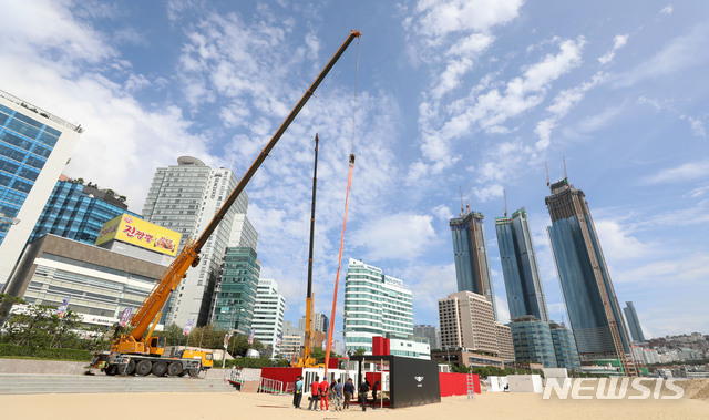 【부산=뉴시스】김선웅 기자 = 제25호 태풍 '콩레이'가 북상 중인 4일 부산 해운대해수욕장에 설치된 비프빌리지 철거 작업이 진행되고 있다. 부산국제영화제 사무국에 따르면 부산이 태풍의 직접적인 영향권에 들 것으로 예상돼 5~7일 해운대 비프 빌리지 야외무대에서 열릴 예정이었던 영화제 관련 행사는 영화의 전당으로 옮겨 진행될 예정이다. 2018.10.04. mangusta@newsis.com