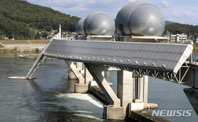 [여주=뉴시스]이영환 기자 = 2018년 10월4일 수문을 개방한 경기 여주시 금사면 이포보 2018.10.04. 20hwan@newsis.com