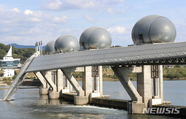 【여주=뉴시스】이영환 기자 = 4일 수문을 개방한 경기 여주시 금사면 이포보에 강물이 흐르고 있다.환경부는 1년여간 10개보를 개방해 녹조 농도 감소와 생태계 개선 효과를 확인했으며 이 가운데 관리수위를 회복한 상주보를 뺀 9개 보가 지난 달 말까지도 개방된 상태다. 또한 16개보 개방과 관측을 이달부터 확대해 개방 보를 9곳에서 13곳으로 확대한다고 밝혔다. 2018.10.04. 20hwan@newsis.com