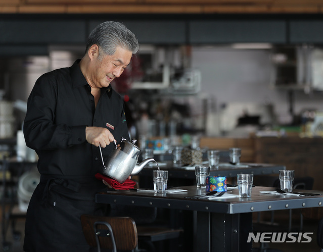 【서울=뉴시스】조수정 기자 = 지난해 10월 웨이터로 일하던 배우 한지일 모습. chocrystal@newsis.com