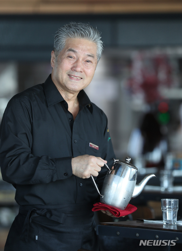 【서울=뉴시스】조수정 기자 = 배우 한지일이 1일 오후 자신이 일하는 서울 중구 호텔더블에이에서 뉴시스와 인터뷰에 앞서 물을 따르고 있다. chocrystal@newsis.com