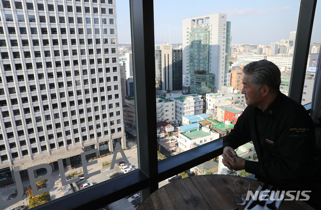 【서울=뉴시스】조수정 기자 = 배우 한지일이 1일 오후 자신이 일하는 서울 중구 호텔더블에이에서 뉴시스와 인터뷰를 마친 뒤 영화의 성지로 불리던 충무로 일대를 내려다보고 있다. chocrystal@newsis.com