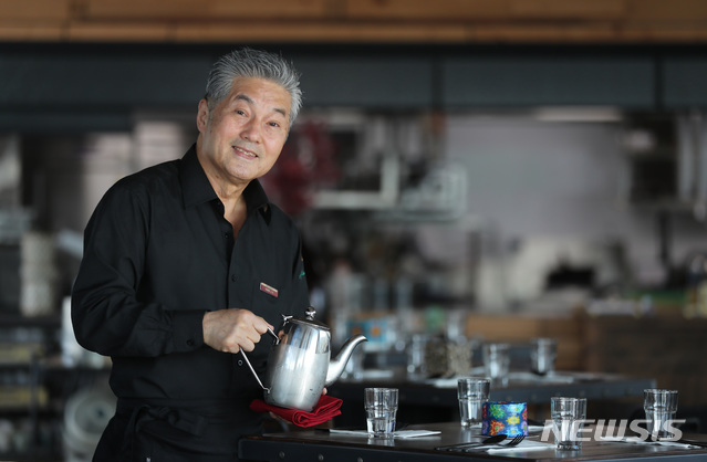 【서울=뉴시스】조수정 기자 = 배우 한지일이 1일 오후 자신이 일하는 서울 중구 호텔더블에이에서 뉴시스와 인터뷰에 앞서 물을 따르고 있다. chocrystal@newsis.com