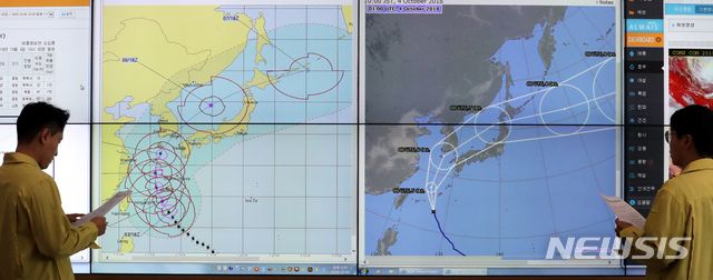 【세종=뉴시스】강종민 기자 = 태풍 '콩레이'가 북상중인 4일 오후 정부세종청사 농림축산식품부 농업재해대책상황실에서 직원들이 대책마련을 위해 분주한 모습을 보이고 있다. 2018.10.04. ppkjm@newsis.com