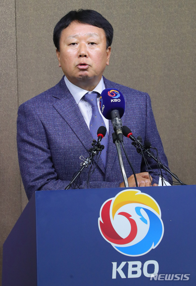 【서울=뉴시스】배훈식 기자 = 4일 오후 서울 강남구 KBO 기자실에서 선동열 야구 국가대표팀 감독이 기자회견을 열고 오지환 등 아시안게임 선수 선발과 관련한 취재진의 질문에 답하고 있다. 2018.10.04. dahora83@newsis.com