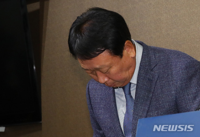 【서울=뉴시스】배훈식 기자 = 선동열 야구 국가대표팀 감독이 4일 오후 서울 강남구 KBO 기자실에서 열린 오지환 등 아시안게임 선수 선발과 관련 기자회견에 앞서 고개 숙여 인사하고 있다. 2018.10.04. dahora83@newsis.com