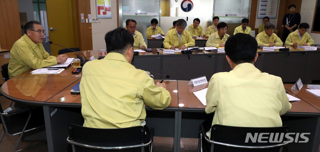 【세종=뉴시스】강종민 기자 = 태풍 '콩레이'가 북상중인 4일 오후 정부세종청사 농림축산식품부 농업재해대책상황실에서 이개호 장관이 대책회의를 주재하고 있다. 2018.10.04. ppkjm@newsis.com