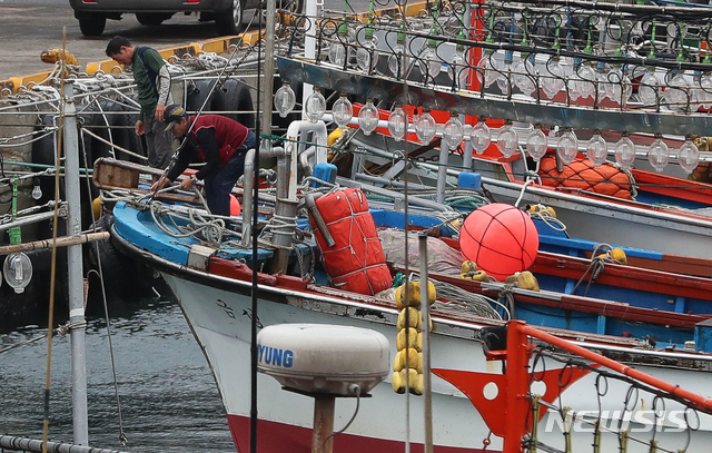 【제주=뉴시스】우장호 기자 = 제25호 태풍 '콩레이'가 북상 중인 4일 오후 제주시 건입동 제주항 2부두에 어선을 단단히 정박하는 어민들의 손길이 분주하다. 2018.10.04. woo1223@newsis.com